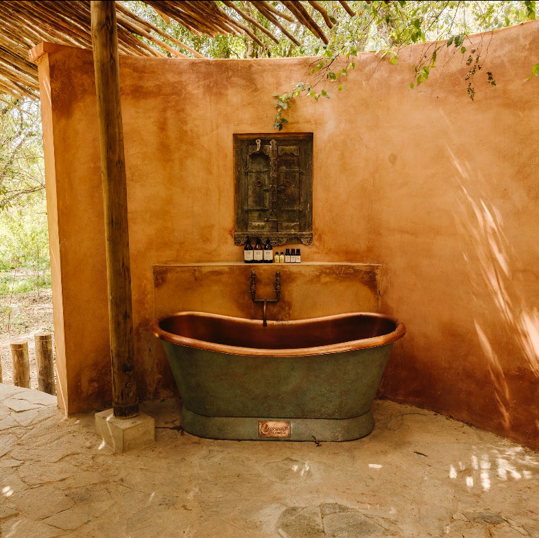 Slanting Base Copper Bathtub Copper Interior & Blue Green Patina Exterior Finish